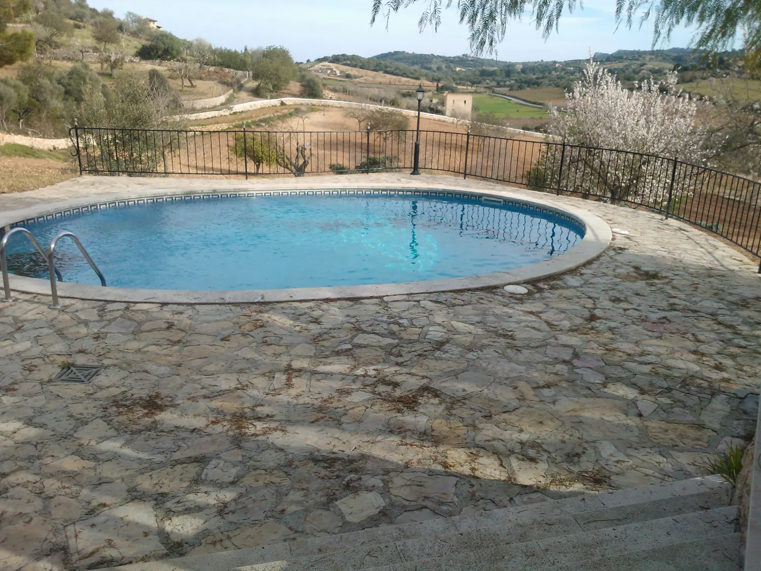 Piscina con solárium de piedra